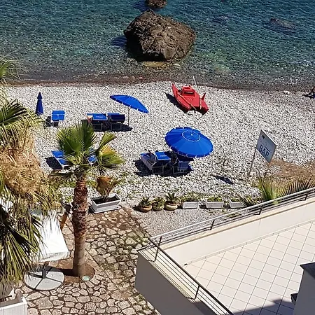 מלון דירות La Scogliera Blu *