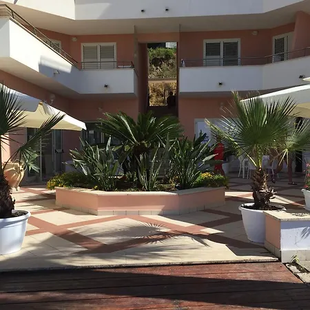 Aparthotel La Scogliera Blu *