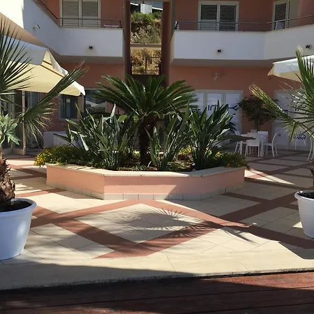 Aparthotel La Scogliera Blu Caronia