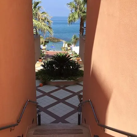 Aparthotel La Scogliera Blu *
